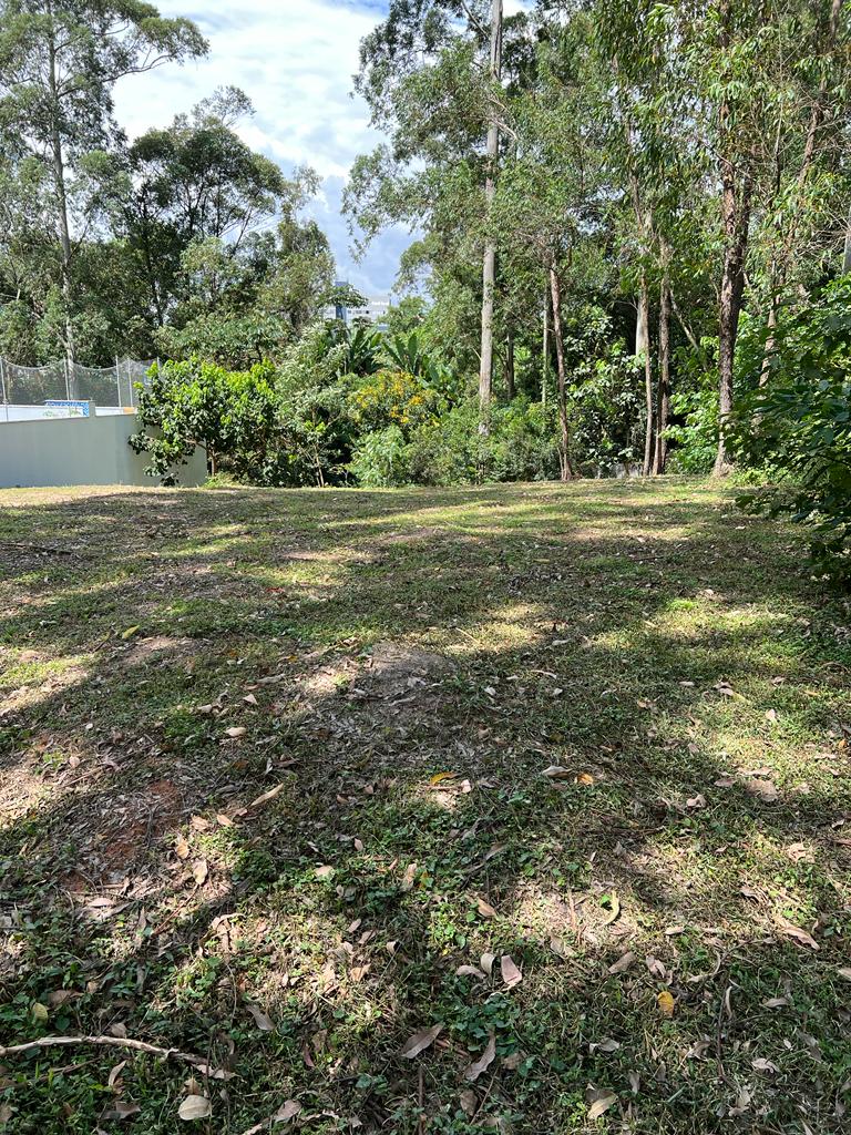 Estamos vendendo nosso terreno de 505 metros, quase todo plano com pequeno declive ao fundo fazendo divisa com área de preservação permanente, no centro da Rua 3 (fechada). Projeto arquitetônico pronto para dar entrada na aprovação, realizado por Renato Souza responsável pelo projeto da casa da Ana Hickmann. 2.100 valor total 1.000 entrada 1.100 parcelado em 12x com correção do IPCA Estudamos proposta para pagamento a vista.